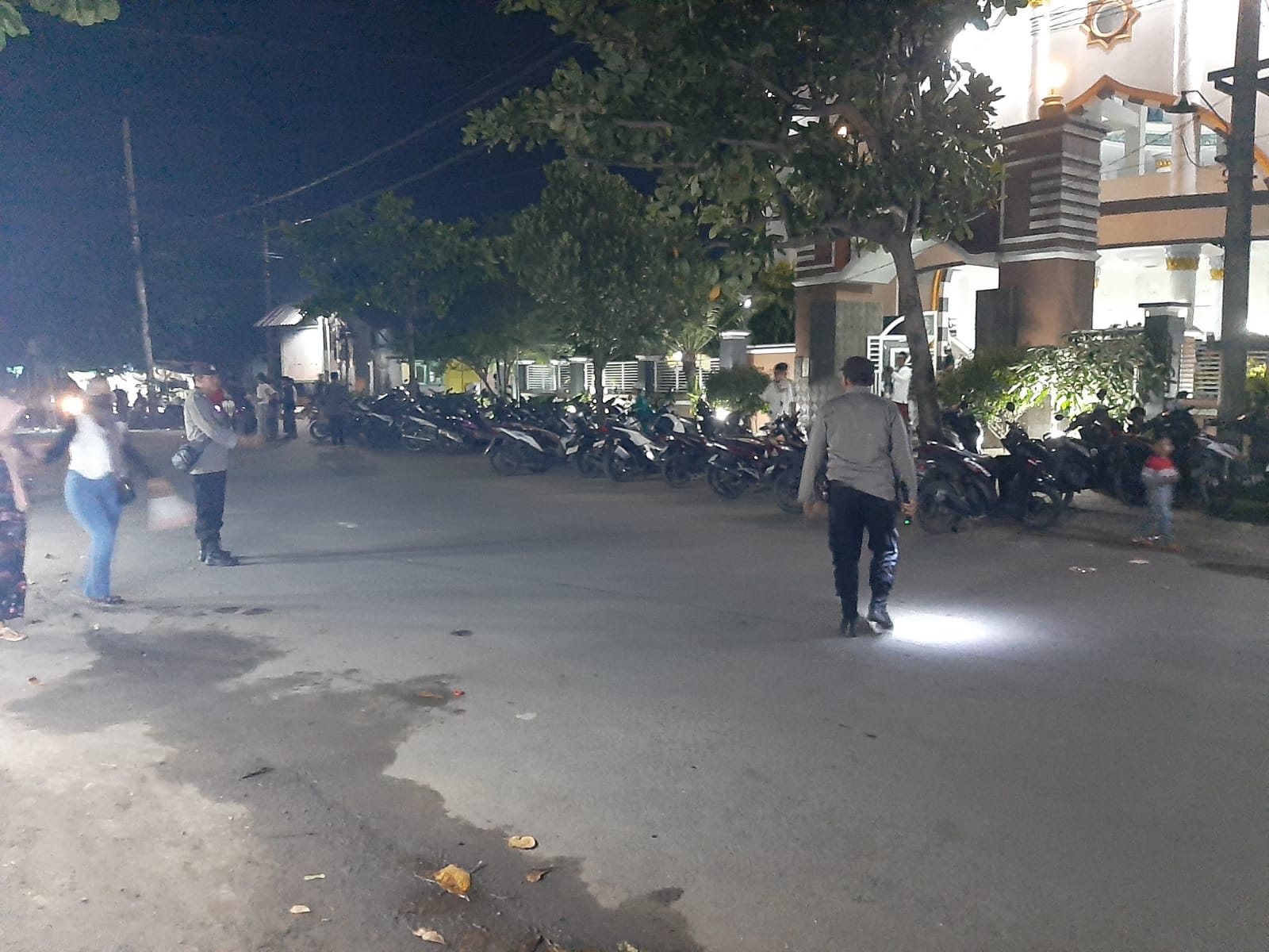 Polsek Labuapi Atur Lalu Lintas, Ibadah Ramadan Makin Nyaman