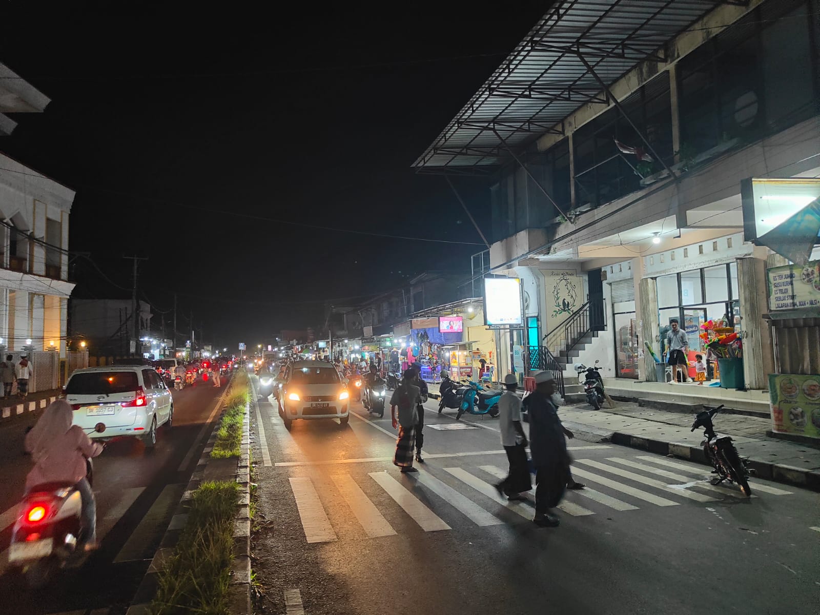 Suasana Khusyuk Tarawih di Kediri, Polisi Siaga Amankan Ibadah