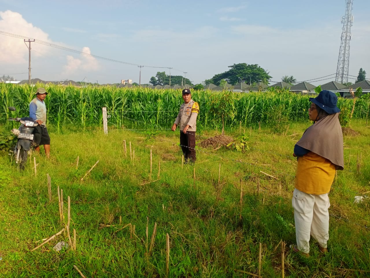 Bhabinkamtibmas Labuapi Aktif Dorong Ketahanan Pangan di Desa Karang Bongkot