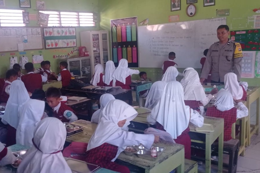 Polsek Gerung Kawal Ketat Program Makan Bergizi Gratis, Pastikan Berjalan Lancar dan Tepat Sasaran