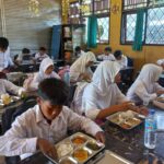 Polsek Labuapi Kawal Uji Coba Program Makan Bergizi Gratis di Lombok Barat