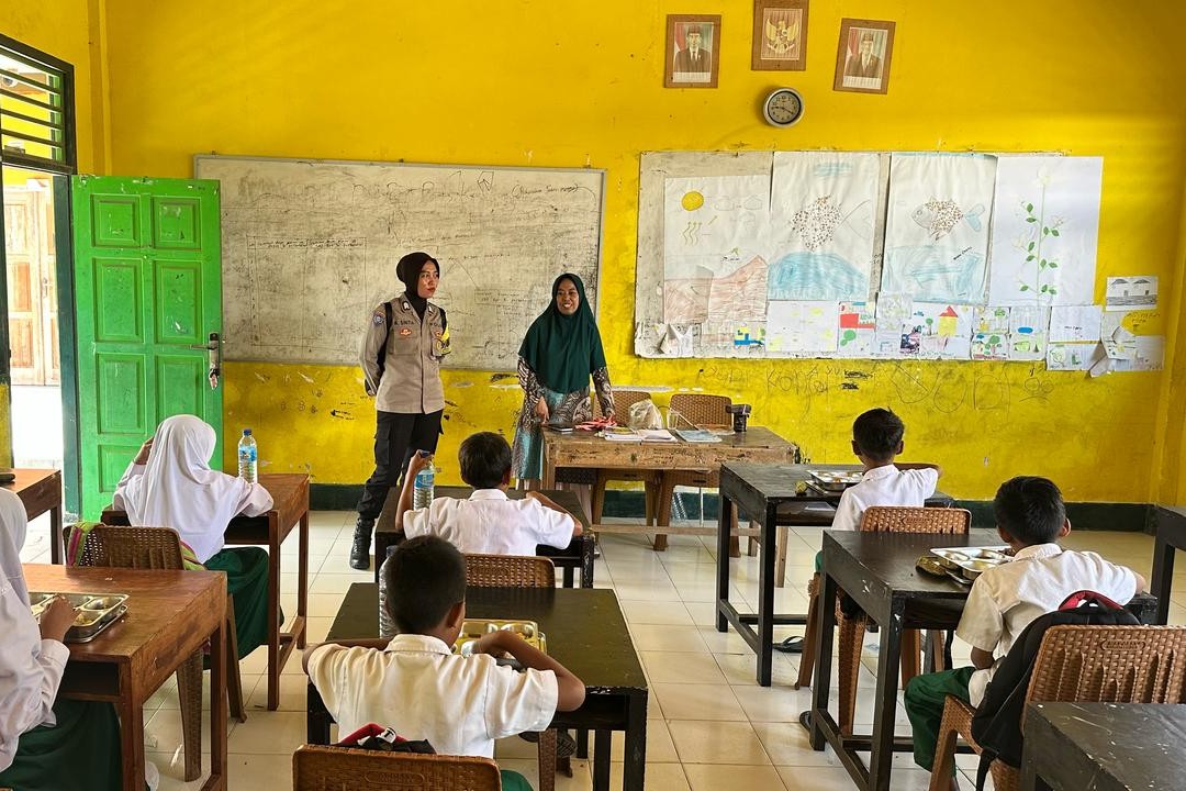 Polsek Lembar Pastikan Program Makan Bergizi Gratis Berjalan Aman dan Lancar