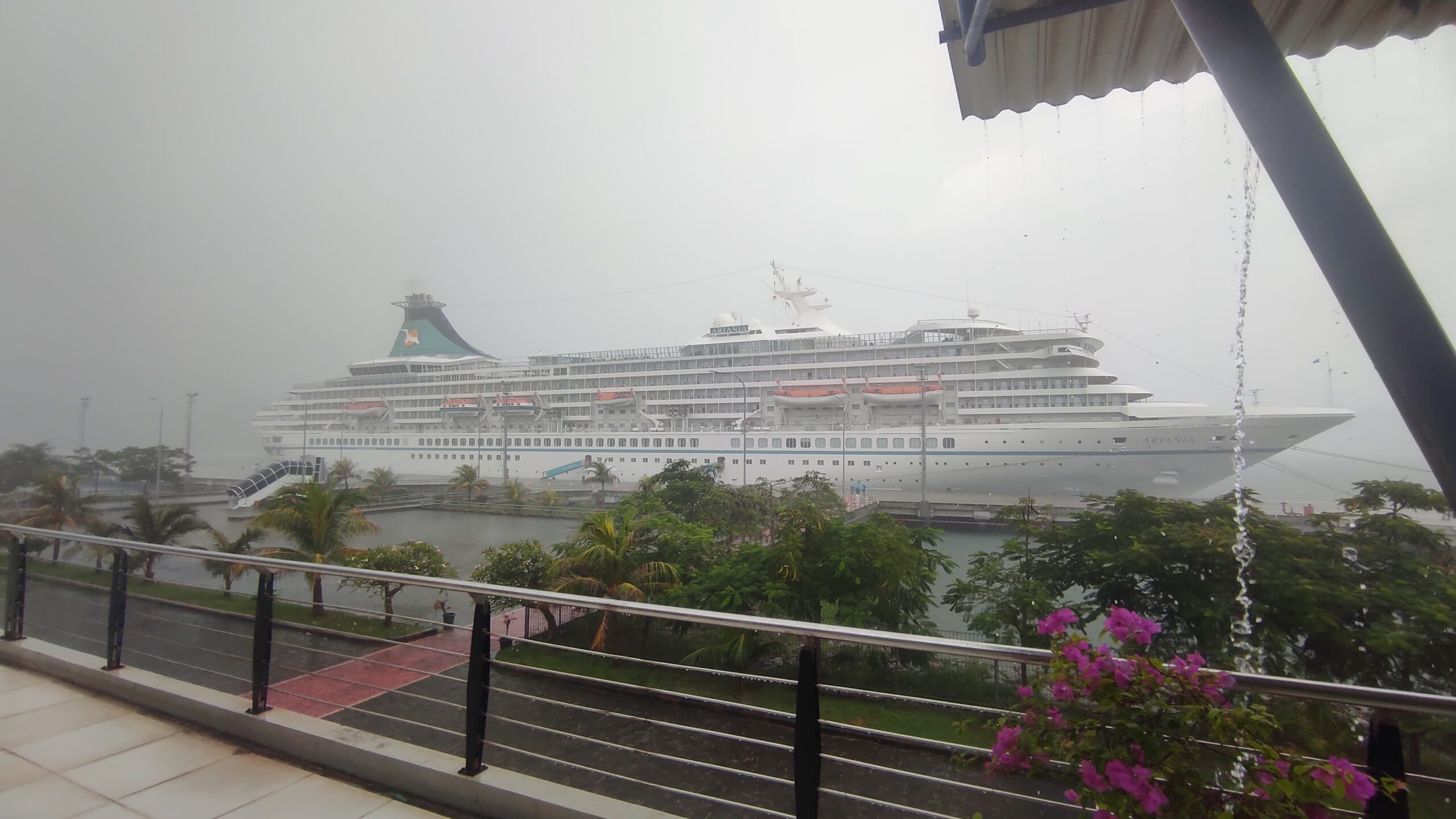 Ratusan Wisatawan Mancanegara Jelajahi Lombok, Kapal Pesiar MV Artania Sandar Mulus di Pelabu