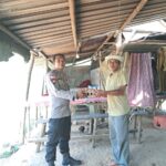 Bhabinkamtibmas Sekotong Giatkan Bantuan Sosial ke Warga Rentan
