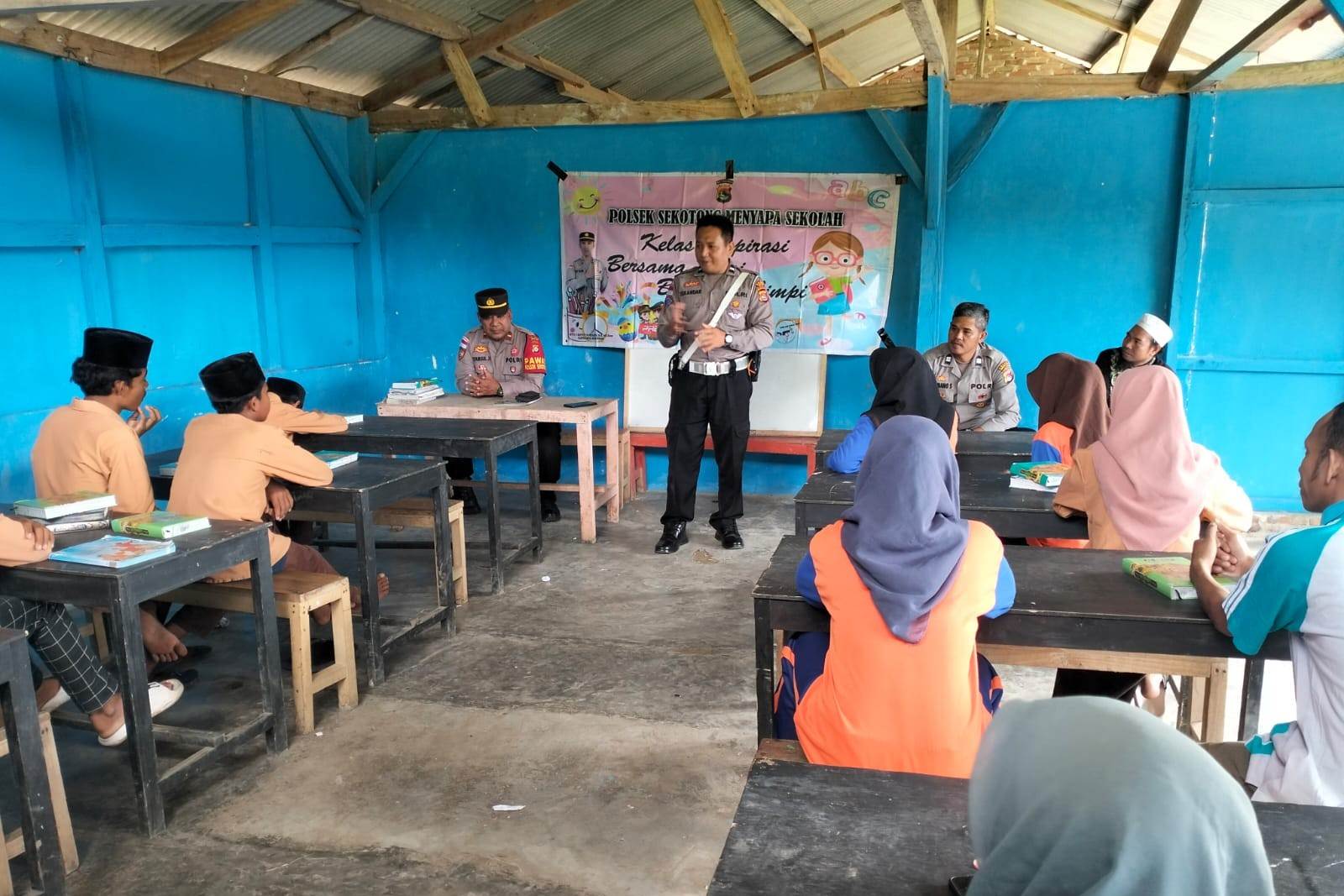 Polsek Sekotong Gelar ‘Polsek Menyapa Sekolah