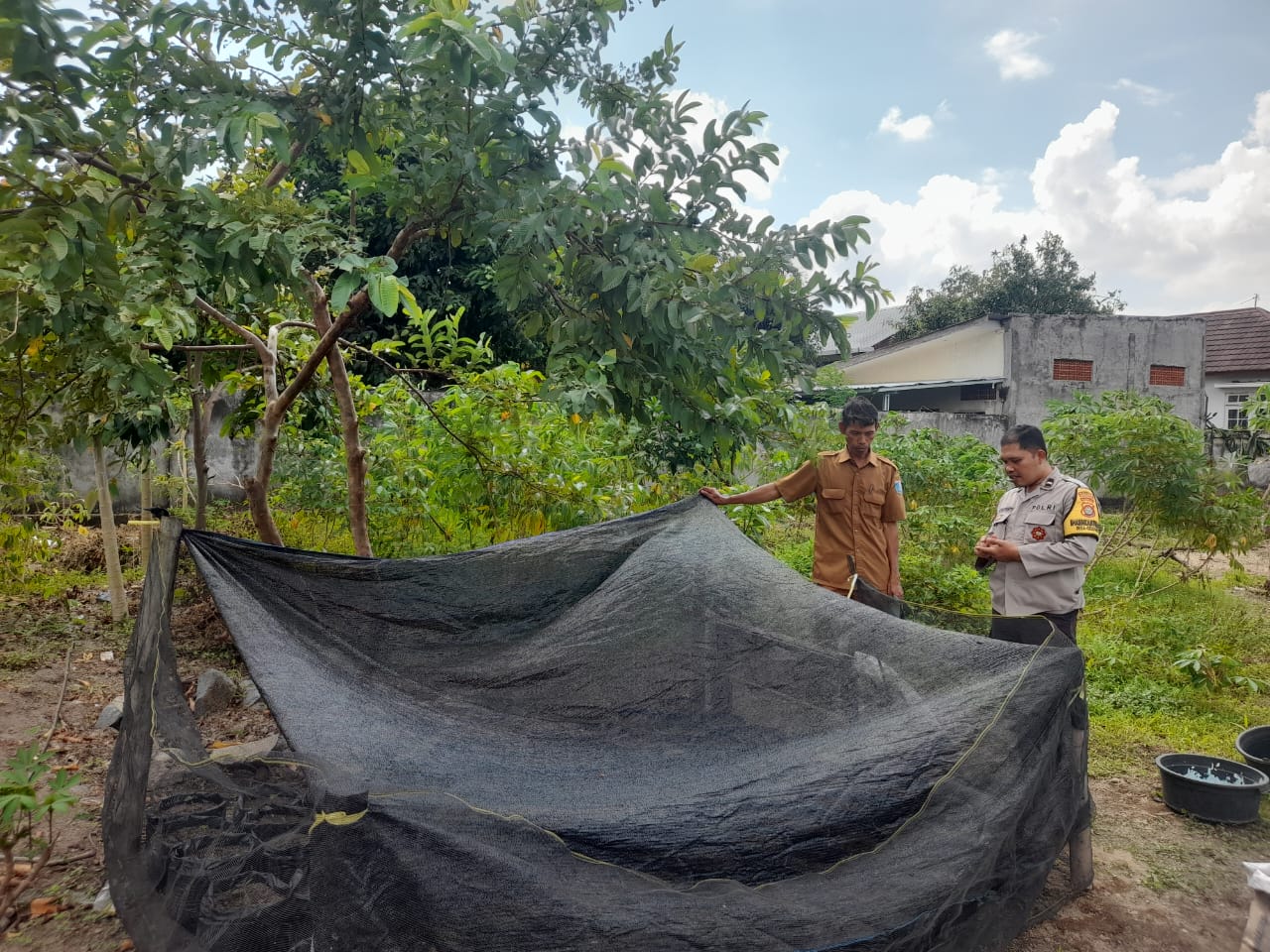 Bhabinkamtibmas Gelogor Dorong Warga Tanam Pangan di Halaman Rumah