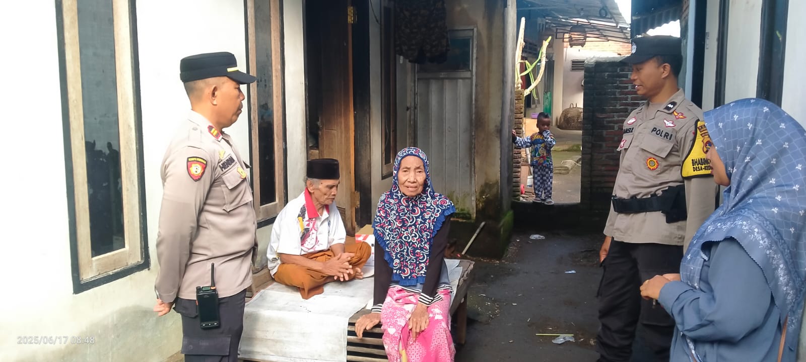 Hari Bhayangkara ke-79, Polsek Kediri Bantu Warga Lansia di Kediri Selatan