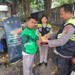 Lombok Barat, NTB – Kepolisian Resor Lombok Barat (Polres Lobar) menunjukkan komitmennya dalam menjaga kesehatan dan kesejahteraan Masyarakat. Khususnya para pengemudi ojek online (ojol), melalui kegiatan pemeriksaan kesehatan dan pemberian vitamin gratis. Inisiatif SI DOKKES Polres Lombok Barat Kapolres Lombok Barat, Polda NTB, AKBP Yasmara Harahap, S.I.K., melalui Kepala Bagian Sumber Daya Manusia (Kabag SDM), AKP Dewi Komalasari, S.H., mengatakan bahwa program pemeriksaan kesehatan gratis ini diinisiasi oleh Bidang Kedokteran dan Kesehatan (Dokkes) Polres Lombok Barat. Dengan fokus utama pada kelompok masyarakat yang memiliki mobilitas tinggi dan rentan terhadap berbagai risiko kesehatan. "Kami ingin memastikan bahwa para pengemudi ojek online, sebagai salah satu garda terdepan perekonomian digital, tetap dalam kondisi prima," ujar Kepala Bagian Sumber Daya Manusia (Kabag SDM) Polres Lombok Barat, AKP Dewi Komalasari, S.H. Kegiatan ini secara spesifik dilaksanakan pada Kamis (12/6/2025), dipusatkan di area yang mudah dijangkau oleh para pengemudi ojek online di wilayah Lombok Barat. Antusiasme terlihat dari kehadiran para peserta yang berbondong-bondong untuk memeriksakan kondisi kesehatan mereka. Manfaat Langsung bagi Pengemudi Ojek Online Dalam kegiatan ini, para pengemudi ojek online mendapatkan beragam layanan kesehatan, termasuk pemeriksaan tekanan darah, cek gula darah, serta konsultasi kesehatan singkat dengan tenaga medis dari Dokkes Polres Lombok Barat. Selain itu, mereka juga diberikan suplemen vitamin untuk menjaga daya tahan tubuh, terutama mengingat intensitas kerja yang tinggi di jalan raya. "Kami sangat terbantu dengan adanya program seperti ini. Kadang kami tidak sempat memeriksakan kesehatan karena sibuk bekerja," tutur salah satu pengemudi ojek online yang enggan disebutkan namanya. "Pemberian vitamin juga sangat bermanfaat, apalagi di musim pancaroba seperti sekarang." Target dan Dampak Positif Pada kesempatan ini, Polres Lombok Barat menargetkan setidaknya 25 orang pengemudi ojek online dapat terlayani. Angka ini diharapkan dapat terus meningkat pada kegiatan serupa di masa mendatang. AKP Dewi Komalasari menambahkan bahwa target 25 orang ini adalah awal. “Kami berharap kegiatan ini dapat menjadi agenda rutin dan menjangkau lebih banyak lapisan masyarakat di kemudian hari,” imbuhnya. Inisiatif seperti ini tidak hanya mencerminkan peran kepolisian dalam menjaga keamanan dan ketertiban, tetapi juga menunjukkan kepedulian terhadap aspek kesehatan dan kesejahteraan sosial. Dengan kondisi fisik yang prima, para pengemudi ojek online diharapkan dapat menjalankan profesi mereka dengan lebih optimal, yang pada akhirnya akan berdampak positif pada stabilitas ekonomi lokal. Komitmen Polres Lombok Barat untuk Masyarakat Kegiatan bakti kesehatan ini merupakan salah satu dari sekian banyak program sosial yang digalakkan oleh Polres Lombok Barat. Komitmen untuk selalu hadir dan memberikan pelayanan terbaik kepada masyarakat adalah pijakan utama. Melalui program SI DOKKES, Polres Lombok Barat berharap dapat terus berkontribusi dalam menciptakan masyarakat yang sehat dan produktif. "Ini adalah wujud nyata kepedulian kami terhadap masyarakat. Kami ingin Polri tidak hanya dilihat sebagai penegak hukum, tetapi juga sebagai sahabat masyarakat yang peduli terhadap kesejahteraan mereka," pungkas AKP Dewi Komalasari. Dengan berlanjutnya program-program kemanusiaan seperti ini, diharapkan sinergi antara kepolisian dan masyarakat dapat semakin erat. Menciptakan lingkungan yang lebih aman, sehat, dan sejahtera bagi seluruh warga Lombok Barat.