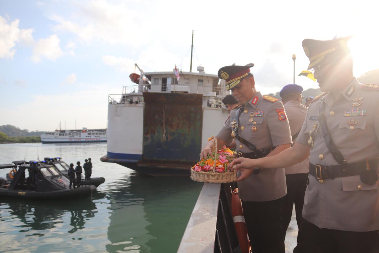 Semangat Bhayangkara Hidup di Laut Lembar: Upacara Tabur Bunga