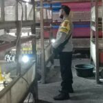 Bhabinkamtibmas Ombe Baru Dorong Ketahanan Pangan Lewat Kunjungan ke Peternak Ayam