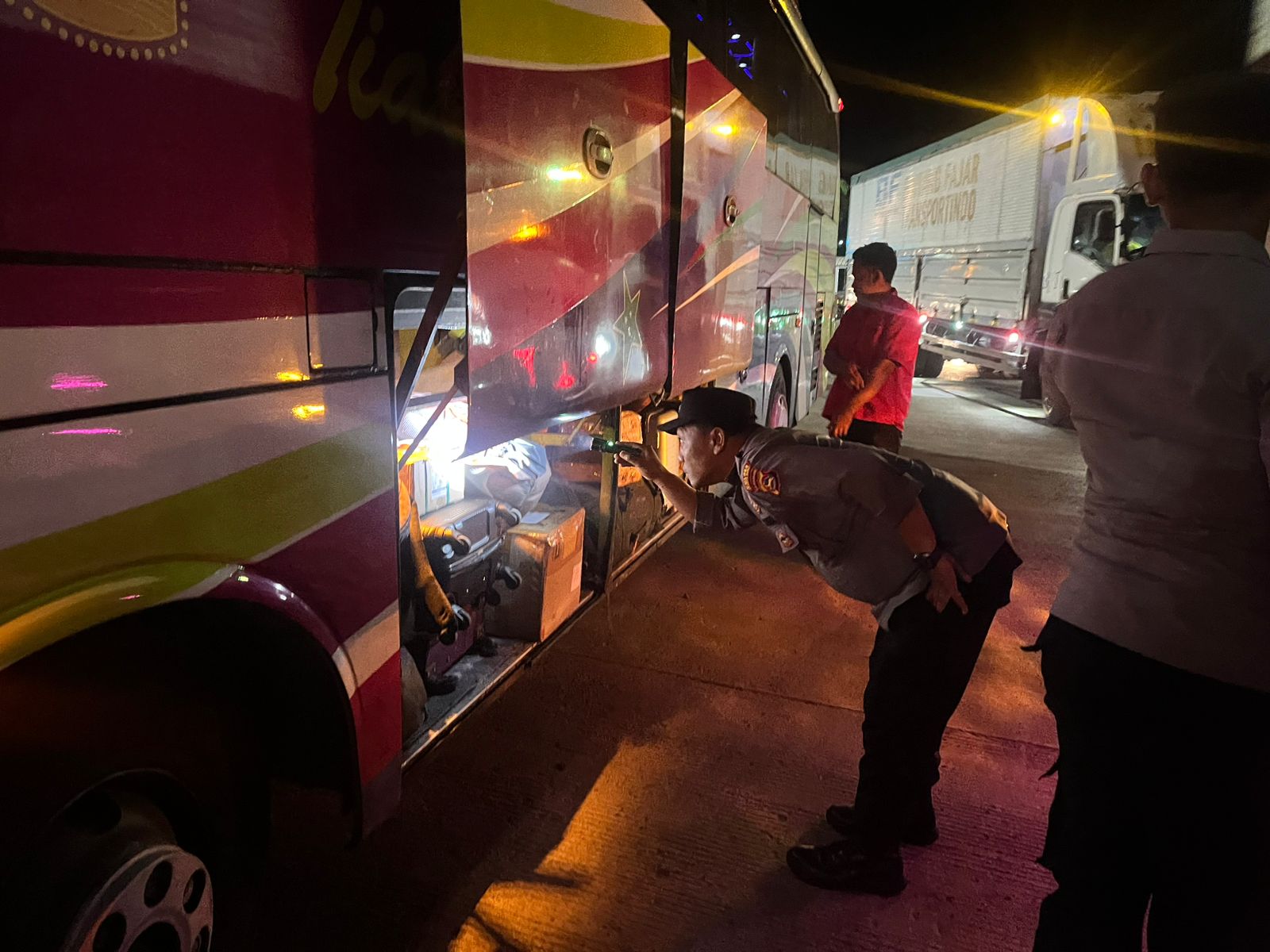 KMP Surya 777 Tiba di Lembar, Polisi Pastikan Proses Bongkaran Aman