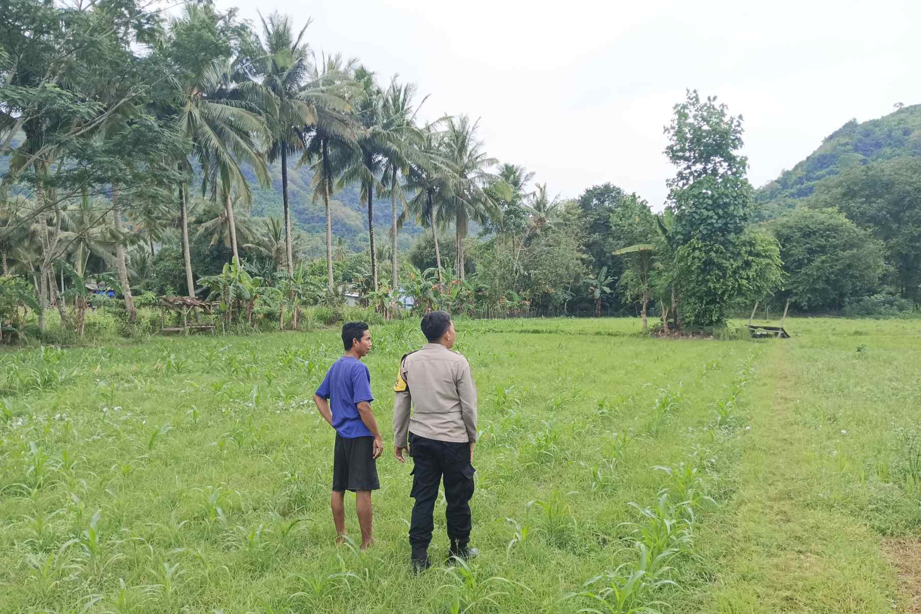 Bhabinkamtibmas Cendi Manik Dorong Ketahanan Pangan Lewat Kunjungan ke Petani