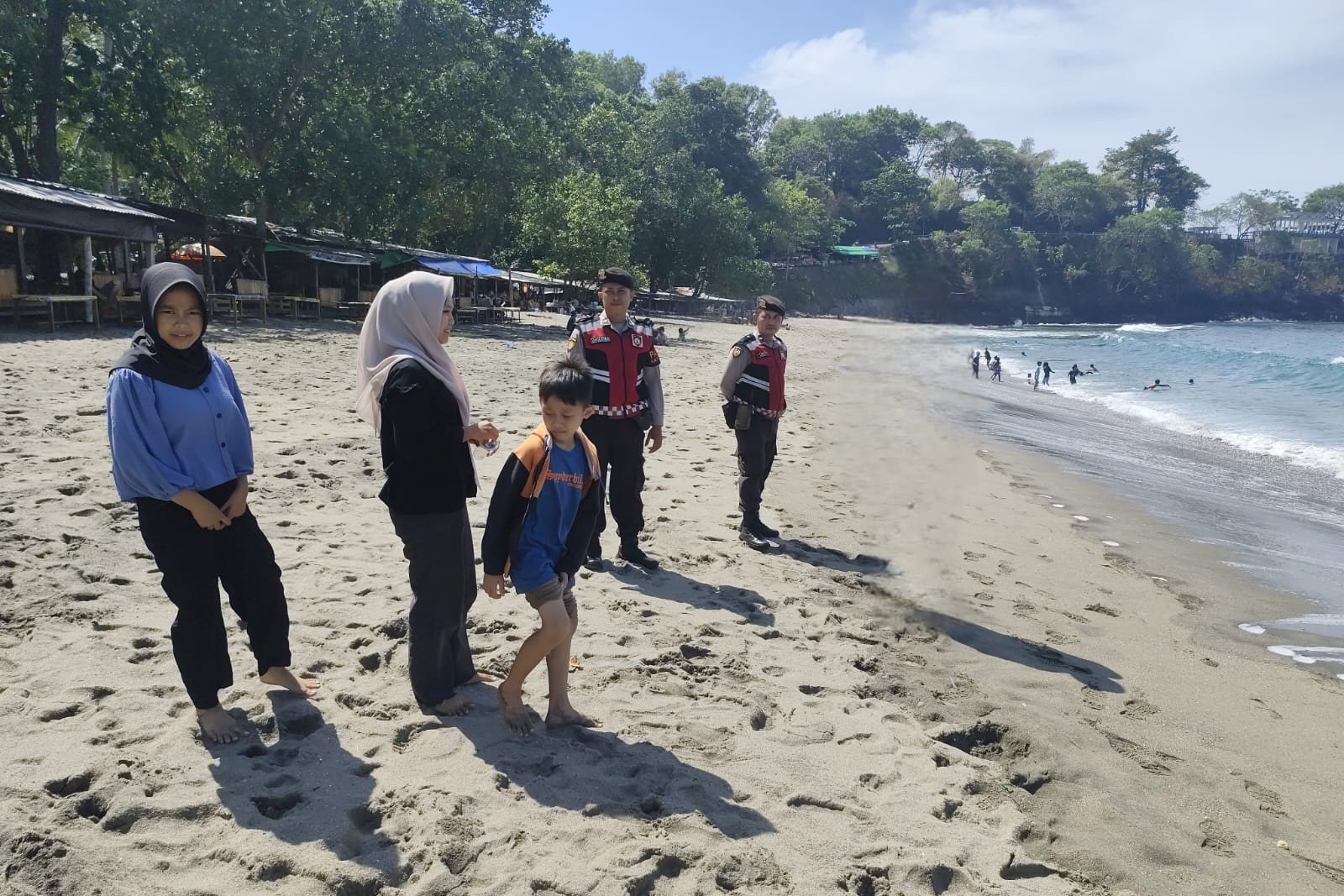 Sat Samapta Polres Lombok Barat Intensifkan Patroli Wisata di Desa Lembar