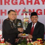 Lombok Barat, NTB – Kepolisian Republik Indonesia (Polri) merayakan ulang tahunnya yang ke-79 pada 1 Juli 2025. Di Lombok Barat, peringatan Hari Bhayangkara kali ini selain dengan menggelar upacara, juga ditandai dengan acara tasyakuran yang penuh makna. Menegaskan kembali komitmen Polri untuk terus meningkatkan kualitas pelayanan kepada masyarakat. Pada Selasa (1/7/2025), suasana di bencingah kantor Bupati Lombok Barat tampak semarak dengan kehadiran para pejabat dan tokoh masyarakat. Acara Tasyakuran Hari Bhayangkara ke-79 ini digelar di Jalan Soekarno-Hatta, Kelurahan Dasan Geres, Kecamatan Gerung, Kabupaten Lombok Barat, menjadi momentum penting. Untuk mempererat sinergitas antara Polri, TNI, pemerintah daerah, dan seluruh elemen masyarakat. Meningkatkan Pelayanan dan Memperkuat Sinergi Dalam sambutannya yang penuh semangat, Kapolres Lombok Barat, AKBP Yasmara Harahap, S.I.K., menyampaikan bahwa Hari Bhayangkara ke-79 mengusung tema ‘Polri untuk Masyarakat’. Menurutnya, tema ini bukan sekadar slogan, melainkan sebuah amanah untuk terus berbenah. "Dalam rangka Hari Bhayangkara ke-79 tahun 2025 dengan tema Polri Untuk Masyarakat, tentunya kita harus meningkatkan kualitas diri sebagai insan Bhayangkara. Untuk melaksanakan pelayanan maksimal kepada masyarakat," ujar AKBP Yasmara. Ia menekankan pentingnya introspeksi diri dan peningkatan kinerja untuk memberikan pelayanan terbaik. "Polri tegak berdiri dan berkomitmen untuk menjadi lebih modern dan terpercaya," tambahnya. Menurut Kapolres, semua upaya ini bertujuan utama untuk menjaga stabilitas keamanan dan ketertiban masyarakat (kamtibmas) di Provinsi NTB agar tetap kondusif. Ia juga menjelaskan bahwa rangkaian kegiatan dalam rangka Hari Bhayangkara di Polres Lombok Barat sudah dimulai sejak awal Juni. Dengan berbagai kegiatan yang menyentuh langsung masyarakat. AKBP Yasmara Harahap juga menyampaikan rasa terima kasihnya kepada semua pihak yang telah mendukung tugas-tugas Polri. "Terima kasih kepada Bapak Bupati yang telah mendukung tugas-tugas kamtibmas. Tidak mungkin kami berjalan sendiri tanpa dukungan dari Pemda dan seluruh elemen masyarakat," tegasnya. Kolaborasi Pemerintah dan Polri untuk Pelayanan Optimal Senada dengan Kapolres, Bupati Lombok Barat, H. Lalu Ahmad Zaini, S. Si., M.T., juga memberikan apresiasi setinggi-tingginya kepada jajaran kepolisian. Dalam pernyataannya, Bupati mengucapkan selamat Hari Bhayangkara dan menekankan pentingnya sinergi antara pemerintah daerah dan Polri. "Atas nama Pemerintah Kabupaten Lombok Barat, kami menyampaikan dirgahayu Kepolisian," kata Bupati Lalu Ahmad Zaini. "Sinergitas dan kolaborasi akan terus kita tingkatkan agar pelayanan kepada masyarakat akan terus dapat dioptimalkan,” imbuhnya. Pernyataan ini menunjukkan komitmen kuat dari pemerintah daerah untuk terus bekerja sama dengan Polri demi kesejahteraan dan keamanan masyarakat Lombok Barat. Momen Kebersamaan dan Apresiasi Setelah sambutan, acara dilanjutkan dengan momen simbolis pemotongan kue dan tumpeng. Kapolres Lombok Barat bersama Ibu Ketua Bhayangkari, Bupati Lombok Barat, perwakilan Dandim 1606, Wakil Bupati, Sekda, dan Ketua DPRD secara bersama-sama melakukan pemotongan tumpeng, melambangkan kebersamaan dan rasa syukur. Kemeriahan acara juga terasa saat pembacaan dan penyerahan hadiah bagi para pemenang lomba-lomba yang diselenggarakan dalam rangka memeriahkan Hari Bhayangkara ke-79. Berbagai lomba tersebut tidak hanya menjadi ajang silaturahmi, tetapi juga menunjukkan partisipasi aktif masyarakat dalam perayaan hari jadi korps Bhayangkara. Peringatan Hari Bhayangkara ke-79 ini menjadi momentum refleksi bagi seluruh jajaran Polres Lombok Barat untuk terus berbenah dan meningkatkan kualitas diri. Turut hadir pula dalam acara ini, Ketua Cabang Bhayangkari Lombok Barat, Ny. Citra Yasmara, bersama jajaran pengurus. Serta perwakilan dari Kodim 1606 Mataram, Letkol Inf. Abdul Haris S.H. M.H. Selain itu, hadir pula Wakil Bupati Lombok Barat, Hj. Nurul Adha, S.THI, Sekda Kabupaten Lombok Barat, H. Ilham S.Pd M.Pd., Ketua DPRD Kabupaten Lombok Barat, Lalu Ivan Indaryadi, serta perwakilan dari Pengadilan Negeri Mataram dan Kejaksaan Negeri Mataram. Kehadiran para pimpinan OPD, tokoh agama, tokoh masyarakat, dan tokoh adat menunjukkan soliditas dukungan terhadap tugas-tugas kepolisian.