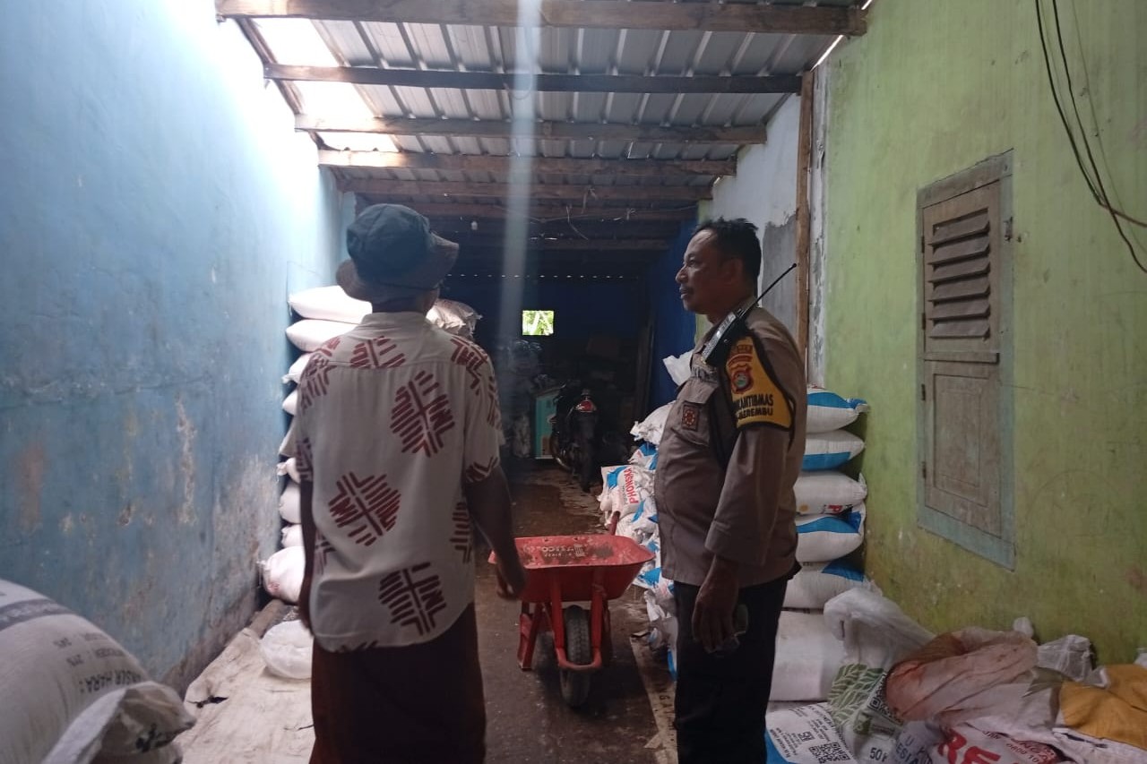 Jaga Ketahanan Pangan, Polisi Pantau Pupuk di Merembu Barat