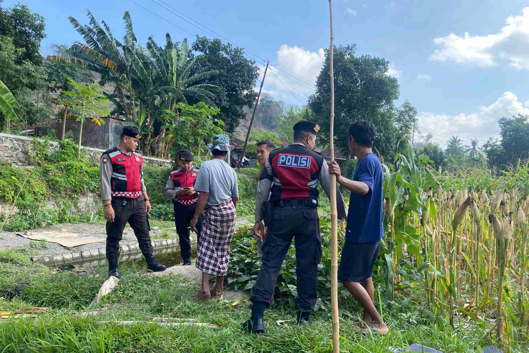 Polisi Lakukan Patroli Tanam Jagung di Dusun Kelebut untuk Dukung Swasembada Pangan