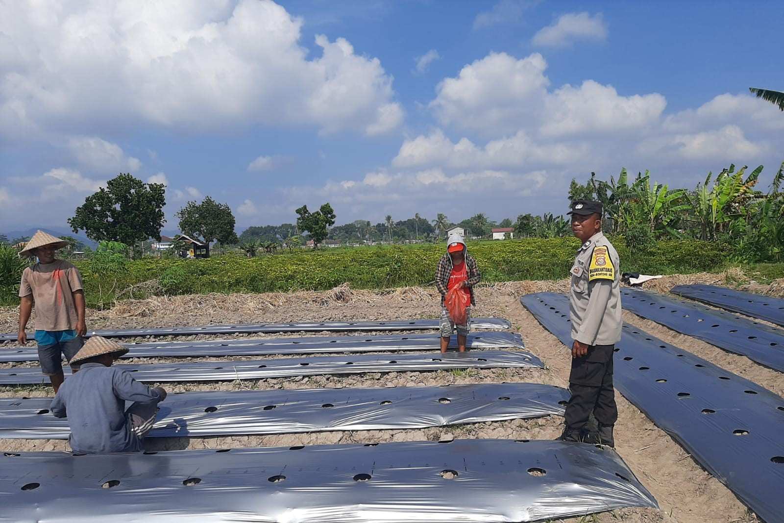 Polsek Kediri Dorong Warga Montong Are Tanam Cabai untuk Ketahanan Pangan