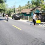 Polsek Lembar Amankan Pemangkasan Pohon di Dusun Batu Samban