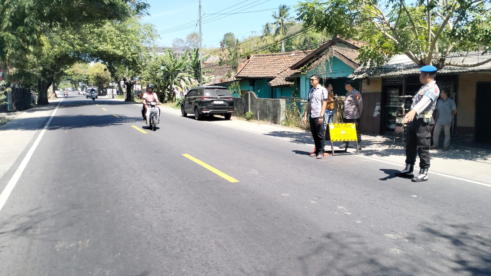 Polsek Lembar Amankan Pemangkasan Pohon di Dusun Batu Samban
