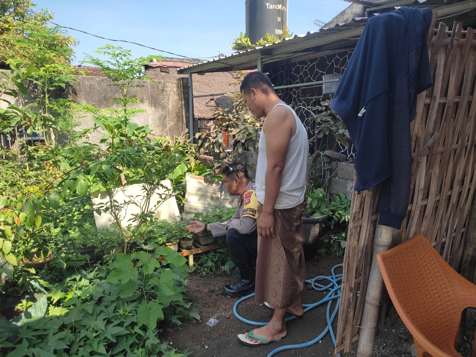 Sinergi Bhabinkamtibmas dan Warga, Kolaborasi Aktif Wujudkan Ketahanan Pangan di Desa Kuranji