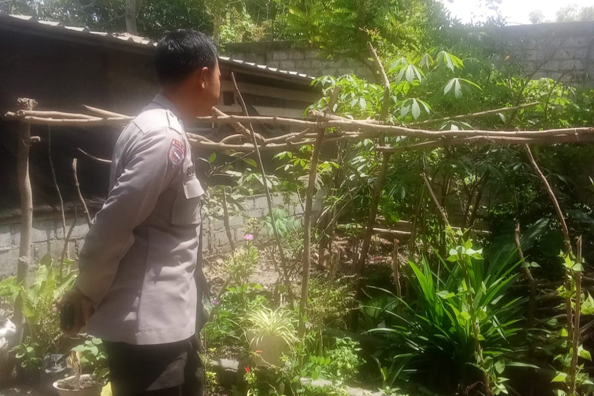 Kunjungan Humanis Bhabinkamtibmas, Ajak Warga Manfaatkan Lahan Pekarangan untuk Ketahanan Pangan