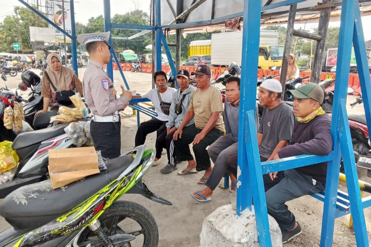 Bangun Kesadaran Berlalu Lintas, Satlantas Lombok Barat Sambangi Ojek Pasar Jereneng