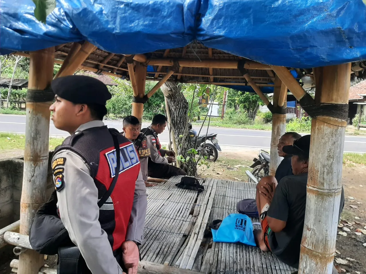 Empat Personel Polsek Sekotong Patroli Dialogis di Gunung Ketapang