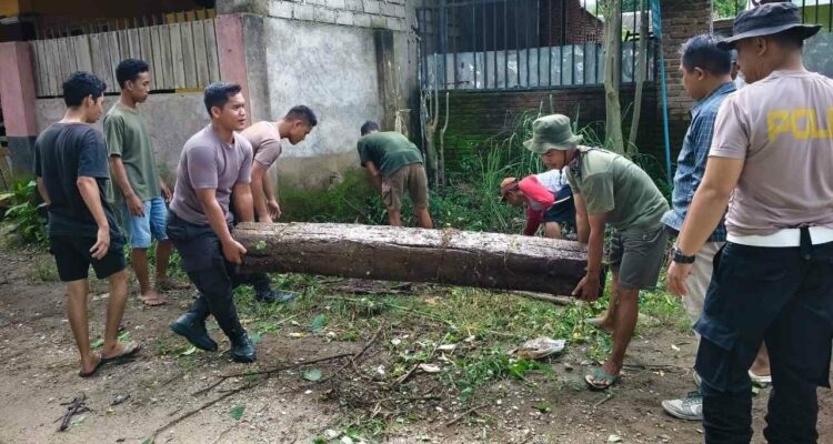 Aksi Polisi, Mahasiswa KKN, dan Warga Sekotong Jaga Lingkungan