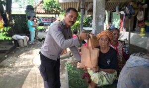 Sat Binmas Polres Lobar Bagikan Paket Nutrisi di Lembar
